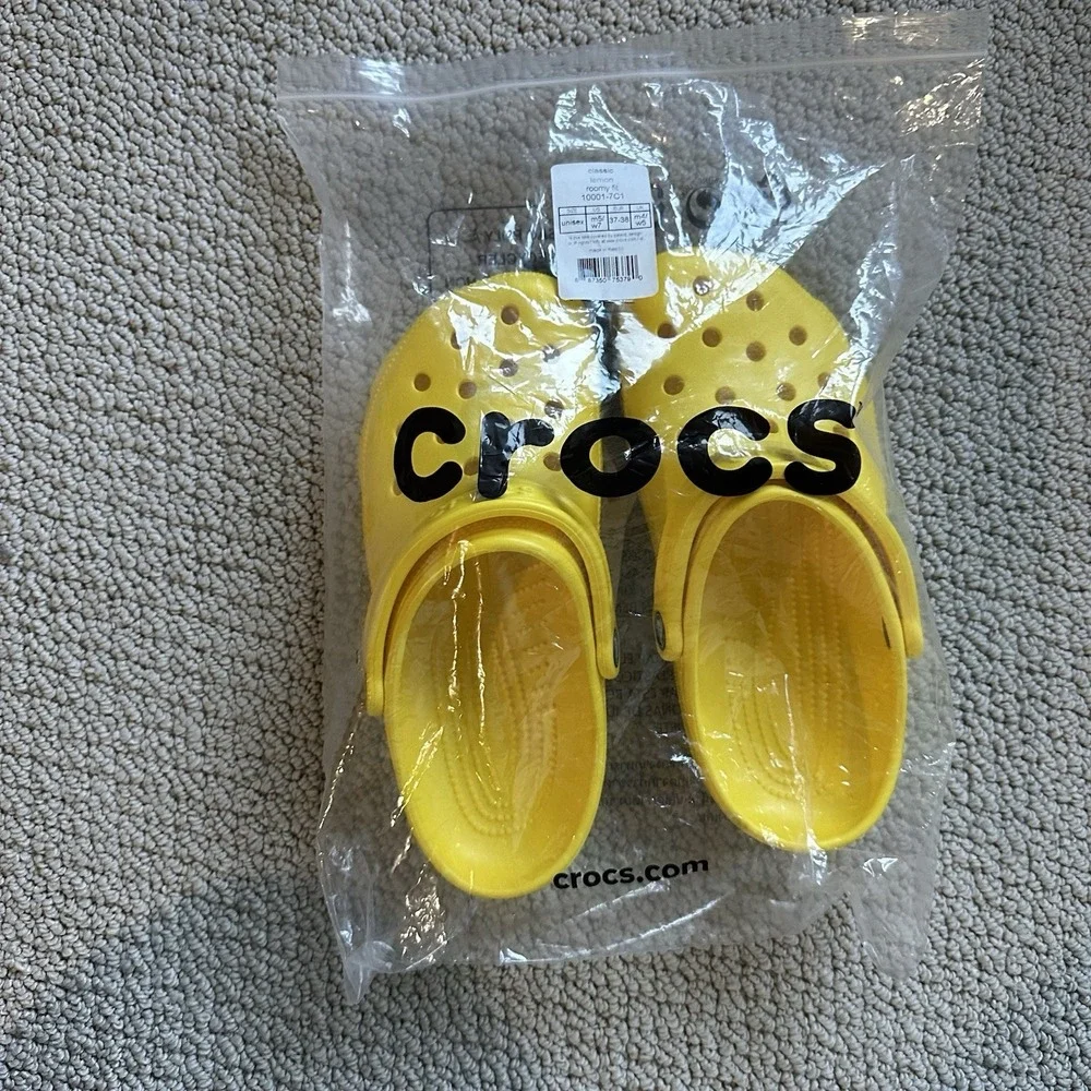 Crocs Classic Clog Roomy Fit Lemon Yellow 10001-7C1 Size 5Y Youth Kids‎ New